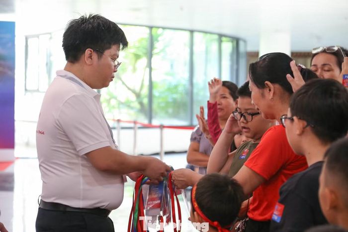 Người dân và du khách được các tình nguyện viên phát số, hướng dẫn xếp hàng, mỗi lần sẽ 15 lượt khách tham gia trải nghiệm. Từng nhóm lần lượt được gọi số vào khu vực trải nghiệm, hỗ trợ đeo kính thực tế ảo và chứng kiến khoảnh khắc thiêng liêng.