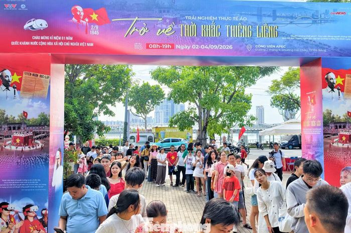 Ngày 2/9, tại Công viên APEC (phường Hải Châu, TP. Đà Nẵng), hàng nghìn người dân và du khách chen chân xếp hàng để tham dự chương trình “Trở về thời khắc thiêng liêng”, trải nghiệm “xuyên không” về ngày 2/9/1945 thông qua công nghệ thực tế ảo (VR). Ảnh: Giang Thanh