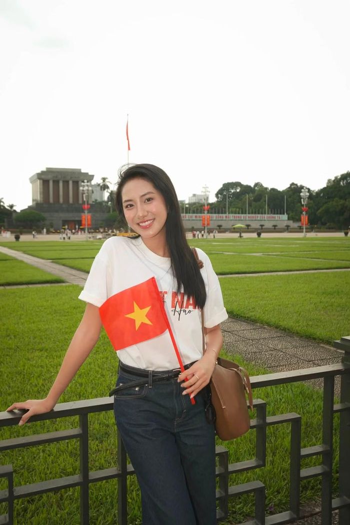 Không khí Quốc khánh được Hoa hậu Hà Trúc Linh ghi lại qua những khoảnh khắc đời thường khi cô “loanh quanh” Hà Nội trong ngày 2/9. Trúc Linh chia sẻ hình ảnh check-in tại Thủ đô cùng lá cờ Tổ quốc, gợi lại ký ức đặc biệt của mùa Quốc khánh năm trước.