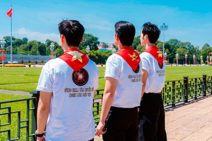 Tuấn Trần cùng ê-kíp Hộ linh tráng sĩ chụp ảnh lưu niệm trước Lăng Bác trong những ngày đoàn phim giao lưu tại Hà Nội. Nam diễn viên viết: “Một ngày thật đặc biệt và đầy biết ơn. Nhân ngày Quốc khánh 2/9, chúng con được đến viếng Lăng Bác”. Hộ linh tráng sĩ là một trong những phim Việt được chú ý trong mùa phim dịp 2/9, là tác phẩm huyền sử Việt đầu tiên được giới thiệu ở định dạng IMAX.