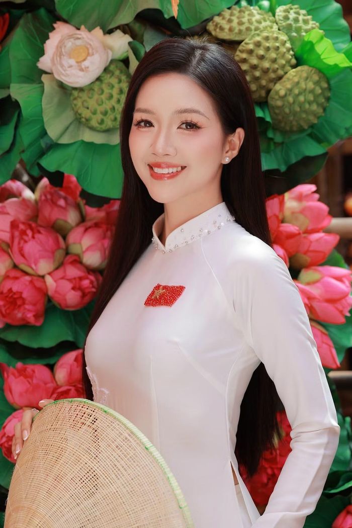 Người đẹp, MC Nguyễn Hoàng Mỹ Vân nhắc ký ức những ngày lễ lớn năm trước và cho rằng thế hệ trẻ hôm nay may mắn khi được sinh ra, lớn lên trong hòa bình. Theo Mỹ Vân, càng trưởng thành càng hiểu những điều bình dị đang có đã được đánh đổi bằng rất nhiều hy sinh của các thế hệ đi trước.