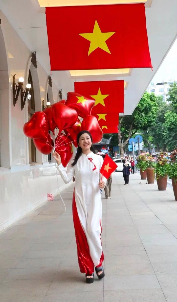 NSND Thu Hà thực hiện bộ ảnh áo dài trắng in họa tiết bản đồ Việt Nam tại Hồ Gươm.