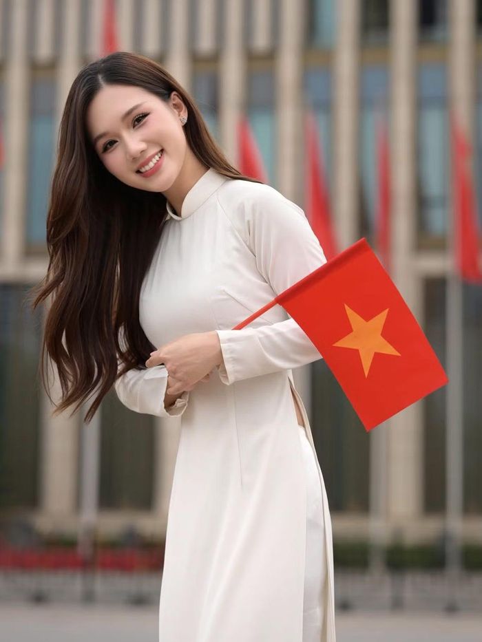 Diễn viên Ngọc Anh thực hiện bộ ảnh chào mừng kỷ niệm 81 năm Ngày Quốc khánh. Cô mới trở lại màn ảnh với bộ phim giờ vàng Trời cao nguyên xanh sau gần ba năm vắng bóng.
