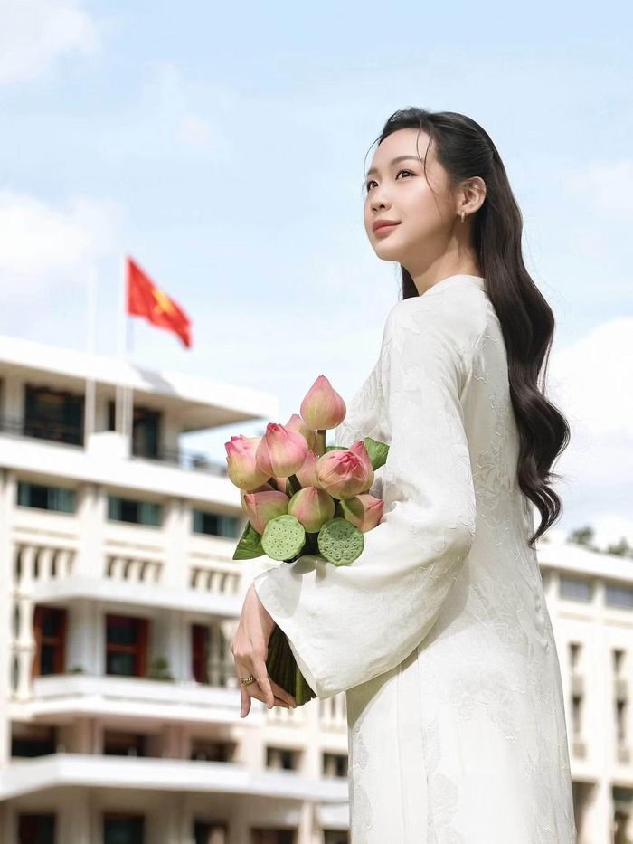 Hoa hậu Lê Nguyễn Bảo Ngọc đăng tải loạt hình ảnh kỷ niệm dịp đại lễ cùng lời nhắn: “Tự hào về Việt Nam. Biết ơn những thế hệ đã làm nên hòa bình của hôm nay. Và trân trọng từng cơ hội để được mang hai tiếng Việt Nam đi xa hơn”.