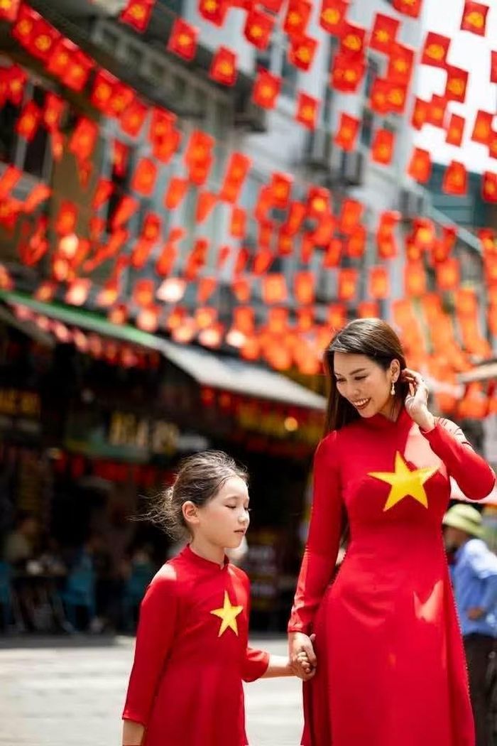 Hà Anh đăng tải hình ảnh cùng con với thông điệp: “Mẹ và con đi giữa hòa bình”.