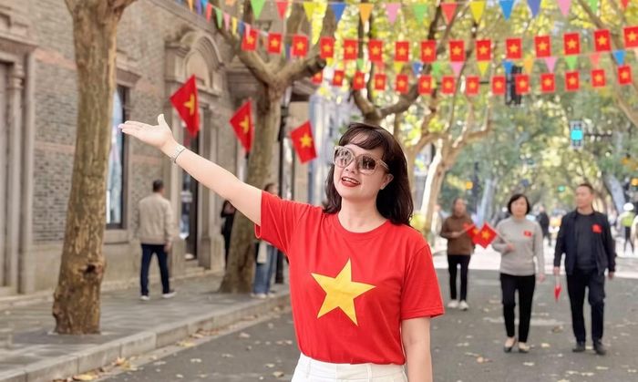 Nghệ sĩ Vân Dung chia sẻ ngắn gọn: “Tổ Quốc đẹp lắm ai ơi, bình an, hạnh phúc giữa trời tự do”.