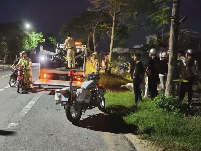 Cảnh sát đưa các phương tiện về trụ sở.