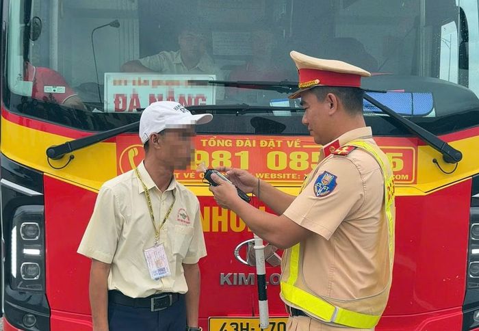 Lực lượng CSGT kiểm tra nồng độ cồn tài xế.