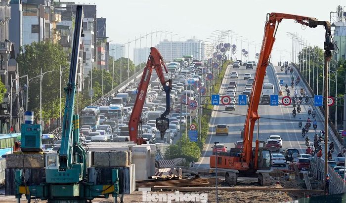Công trường hầm chui tại nút giao Cổ Linh đang án ngữ giữa đường, phần nào ảnh hưởng đến việc lưu thông của người dân.