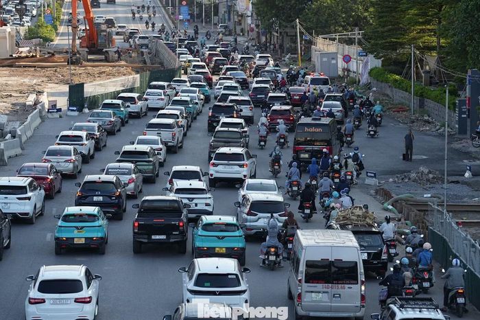 Đến chiều, lượng phương tiện trên cầu Vĩnh Tuy và hướng xuống Cổ Linh vẫn ở mức cao. Đây cũng là thời điểm người dân đồng loạt trở lại Hà Nội, chuẩn bị cho ngày làm việc, học tập sau kỳ nghỉ Quốc khánh 2/9.