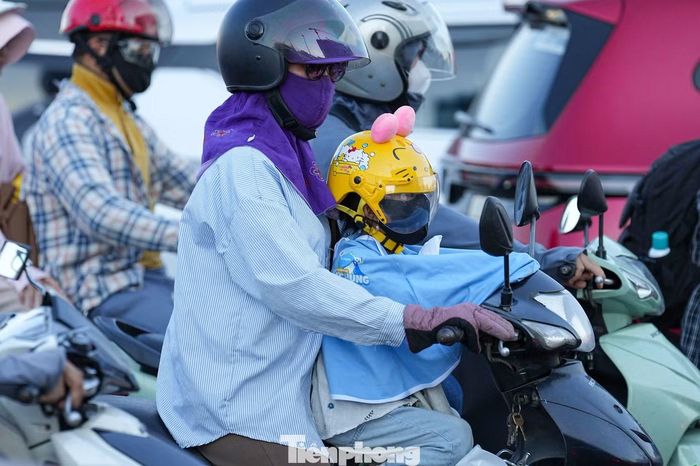 Một em nhỏ theo người thân trở lại Hà Nội giữa dòng phương tiện đông đúc chiều 2/9. Nhiều gia đình kết thúc kỳ nghỉ Quốc khánh, trở về thành phố để chuẩn bị cho ngày làm việc, học tập.