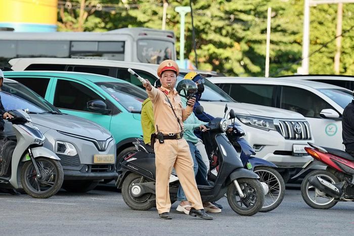Lực lượng CSGT túc trực tại khu vực nút giao Cổ Linh, liên tục phân luồng, hướng dẫn phương tiện trong thời điểm lưu lượng giao thông tăng cao.