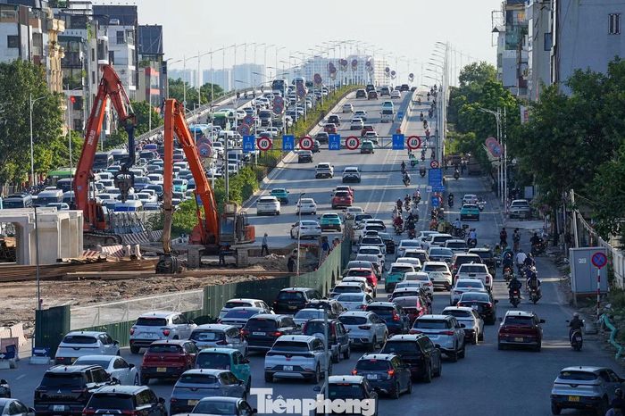 Dòng ôtô ken đặc qua nút giao Cổ Linh, đoạn đang thi công hầm chui, trước khi lên cầu Vĩnh Tuy hướng vào trung tâm Hà Nội.