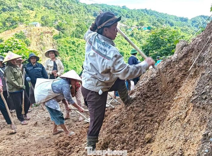 Người cầm cuốc, người xúc đất; người dùng xà beng phá đá, người chặt cây dọn lối.