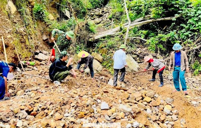 Công việc vất vả nhưng ai cũng cố gắng, bởi phía trước là con đường đến trường của những đứa trẻ các bản vùng trong.