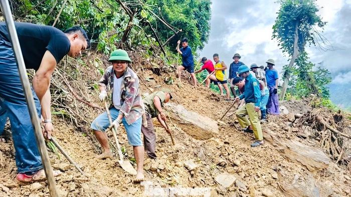 Bộ đội, công an, dân quân tự vệ, đoàn viên thanh niên cùng bà con chia nhau từng phần việc, tạo nên không khí lao động khẩn trương trên con đường vùng cao.
