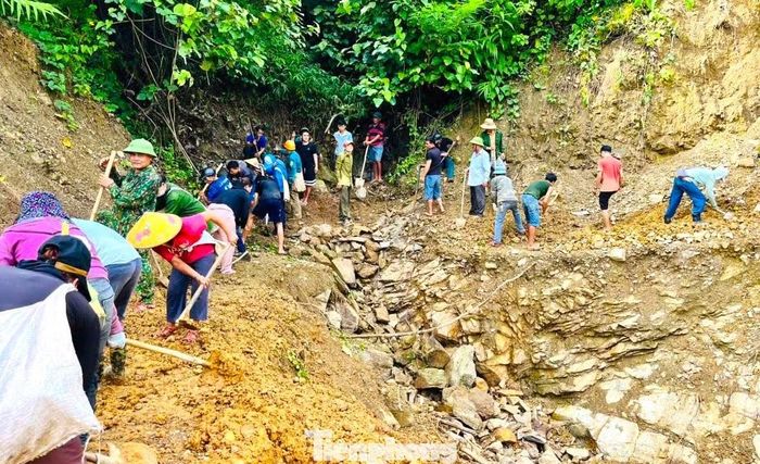  Không trông chờ hoàn toàn vào lực lượng chức năng, người dân 5 bản cùng chính quyền địa phương đã phát động ra quân khắc phục hậu quả﻿ mưa lũ. 
