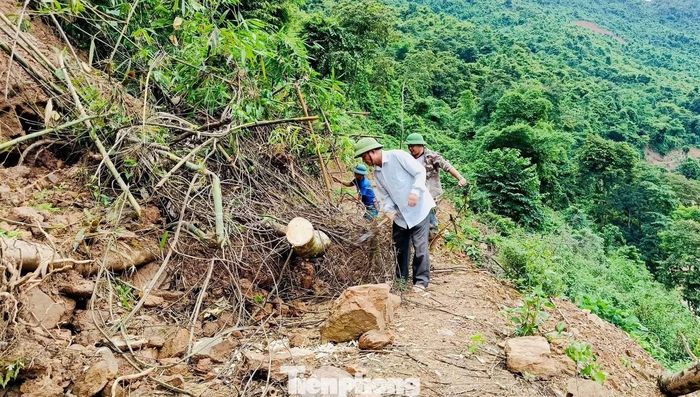 Ông Nguyễn Văn Hòa - Chủ tịch UBND xã Lượng Minh cho biết, trong những ngày nghỉ lễ Quốc khánh, bà con vẫn sẵn sàng gác công việc gia đình, nương rẫy để phối hợp với chính quyền và các lực lượng khắc phục hậu quả mưa lũ. Sự chung sức của người dân là nguồn động viên lớn để địa phương đẩy nhanh tiến độ khôi phục giao thông.
