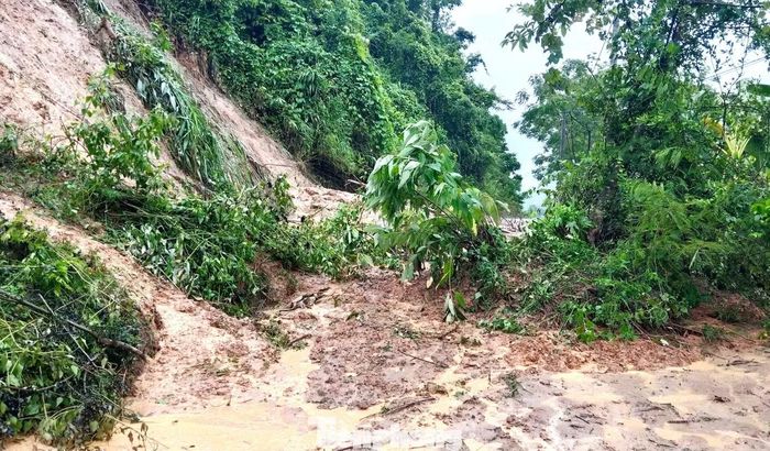 Đây là tuyến giao thông chính kết nối 4 bản vùng trong với trung tâm xã, phục vụ nhu cầu đi lại, vận chuyển hàng hóa và đặc biệt là đưa đón học sinh. Trong khi đó, năm học mới cận kề, việc sớm khắc phục những điểm sạt lở trở thành nhiệm vụ cấp thiết.