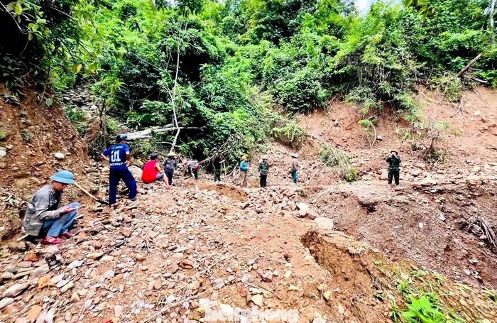 Với người dân, đây không chỉ là việc khắc phục hậu quả thiên tai mà còn là cách thiết thực nhất để bảo đảm cuộc sống, việc đi lại của bà con và hành trình đến lớp của học sinh không bị gián đoạn.