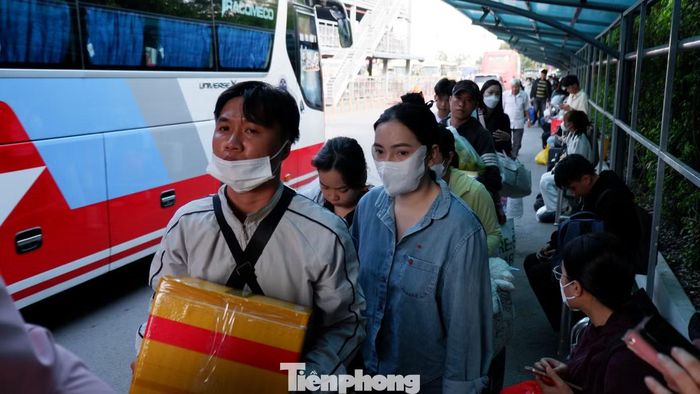Khu vực trước và trong bến xe nhộn nhịp hơn khi các phương tiện ra vào liên tục. Hành khách sau khi xuống xe nhanh chóng rời bến, trong khi nhiều xe khác tiếp tục đưa người từ các tỉnh về thành phố.