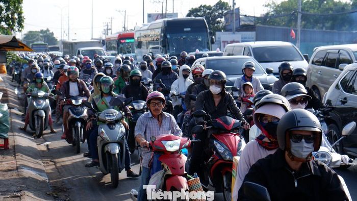Ông Nguyễn Văn Hùng, một người dân từ Đồng Tháp trở lại TPHCM, cho biết: “Tôi tranh thủ về thành phố chiều nay để mai còn đi làm. Biết là ngày cuối kỳ nghỉ sẽ đông nên gia đình đi sớm nhưng càng về chiều, lượng xe càng nhiều. Đoạn qua quốc lộ 1 phải chạy chậm”.