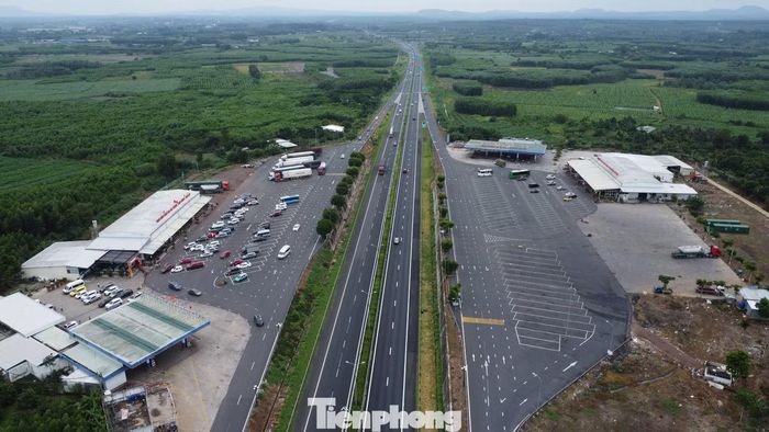 Đầu giờ chiều 2/9, giao thông trên cao tốc TPHCM - Long Thành - Dầu Giây khá thông thoáng, các phương tiện lưu thông ổn định.
