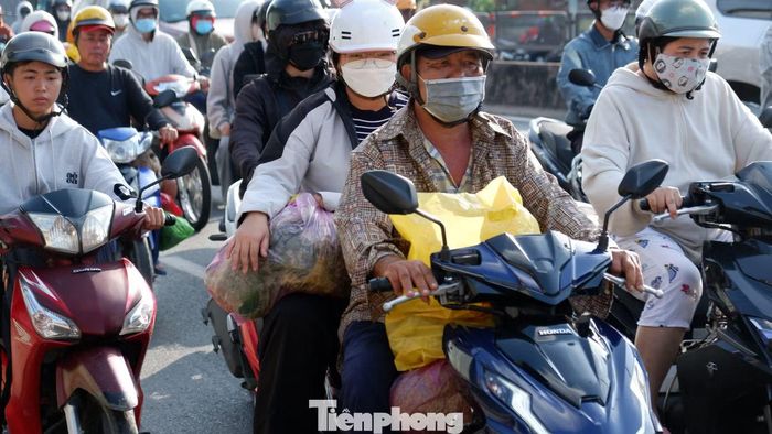 Nhiều gia đình chở theo hành lý, balo, túi xách được buộc phía sau xe, tranh thủ trở lại thành phố để chuẩn bị cho ngày làm việc mới và học tập sau kỳ nghỉ.