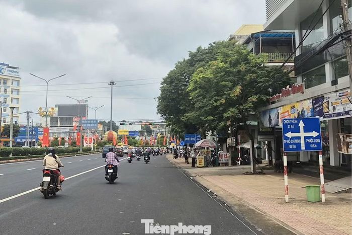 Các phương tiện từ các tỉnh Tây Nguyên theo Quốc lộ 14 qua khu vực ngã tư Đồng Xoài (phường Bình Phước, TP. Đồng Nai) hướng về TPHCM lưu thông ổn định, chưa ghi nhận tình trạng ùn ứ, kẹt xe.