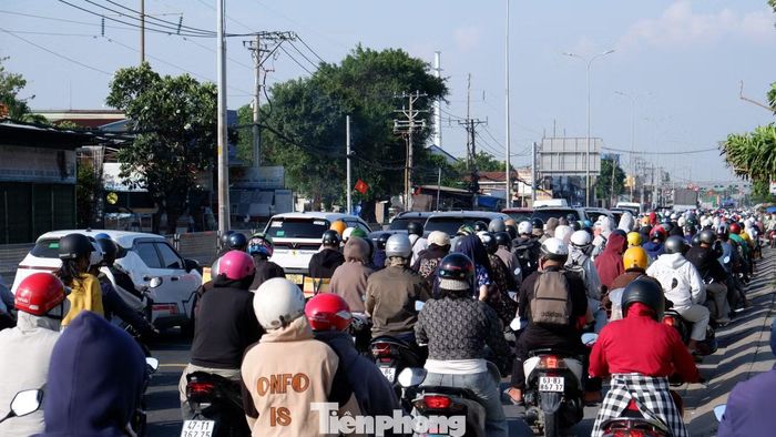Đến gần 17h, lượng phương tiện tại cửa ngõ phía Tây tiếp tục tăng, tạo thành dòng xe đông đúc kéo dài trên đường Lê Khả Phiêu (quốc lộ 1).