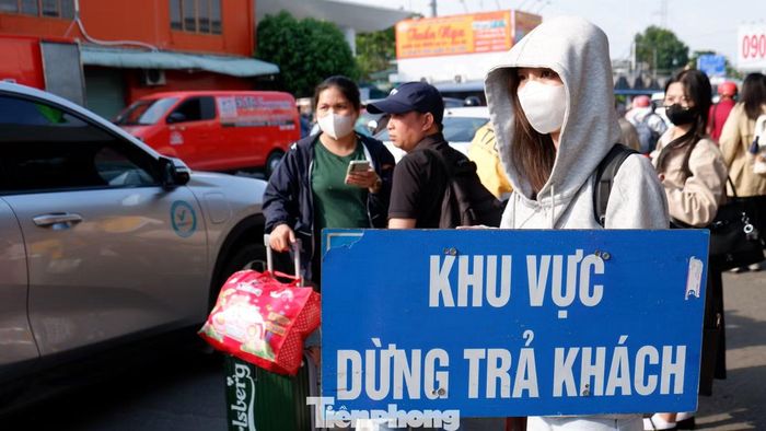Hành khách nhanh chóng đón xe rời Bến xe Miền Tây sau khi đến TPHCM.