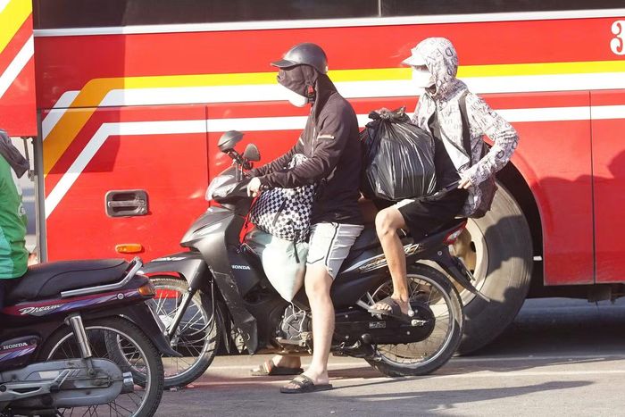 Trong kỳ nghỉ lễ Quốc khánh năm nay, lượng khách qua các bến xe Hà Nội tăng cao; riêng ngày cao điểm 28/8 ghi nhận khoảng 28.000 lượt khách với hơn 2.100 lượt xe xuất bến. Dự kiến, trong ngày 2/9 và ngày mai (3/9), lưu lượng hành khách qua hai bến xe lớn là Mỹ Đình và Giáp Bát ước đạt 15.000 - 20.000 lượt/ngày. Nhằm ngăn ngừa nguy cơ ùn ứ, Công ty Cổ phần Bến xe Hà Nội duy trì khoảng 500 phương tiện dự phòng, sẵn sàng điều điều tiết luồng tuyến kịp thời.