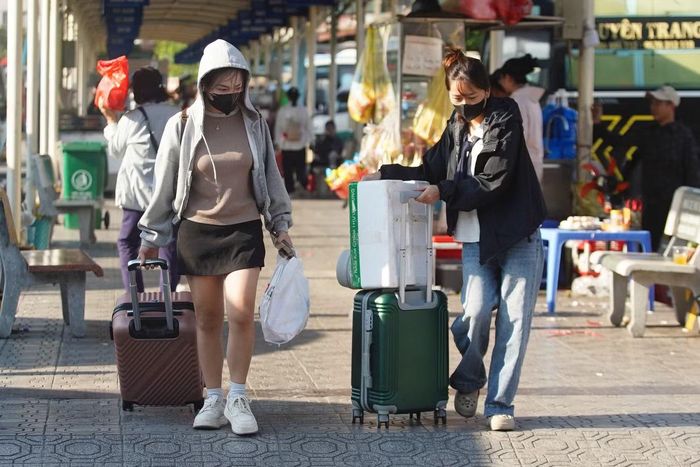 Lựa chọn khung giờ đầu chiều để di chuyển nhằm tránh cao điểm, chị Nguyễn Thúy Hằng (quê Thanh Hoá) cho biết lộ trình về Hà Nội khá suôn sẻ. Thực tế đường không quá tắc nên xe đến khá đúng giờ, nhanh hơn dự kiến.