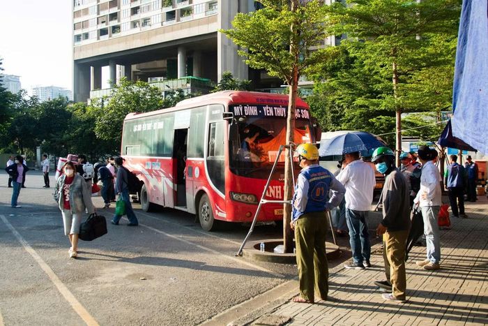 Ghi nhận tại bến xe Mỹ Đình - điểm trung chuyển lớn ở khu vực phía Tây và phía Bắc Thủ đô, lượng người và phương tiện duy trì ở mức cao. Các tuyến xe liên tỉnh từ Phú Thọ, Tuyên Quang, Lào Cai, Quảng Ninh, Sơn La... liên tục cập bến trả khách.