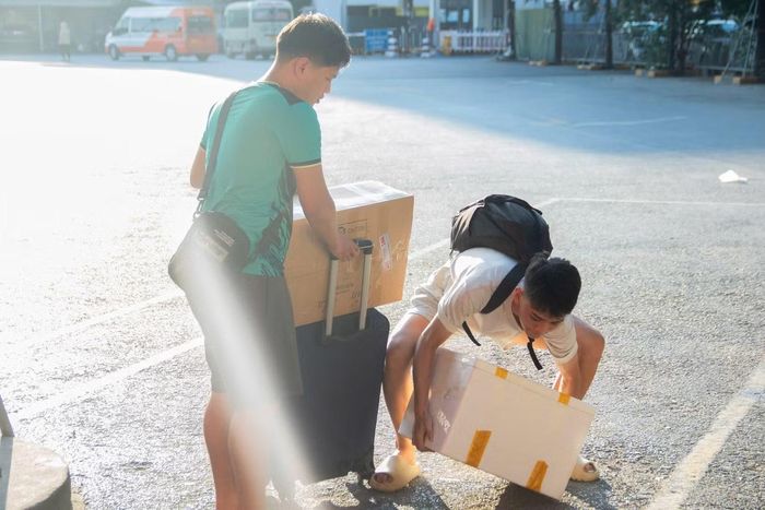 Cùng với hành lý cá nhân, nhiều người dân trở lại Hà Nội mang theo nhiều thùng đồ, thực phẩm từ quê. Chờ xe buýt tại bến với một vali và thùng xốp đựng thịt, trứng, rau sạch, anh Lâm (quê Phú Thọ) cho biết đây là nguồn thực phẩm gia đình gửi mang lên Thủ đô để sử dụng dần và tiết kiệm chi tiêu.