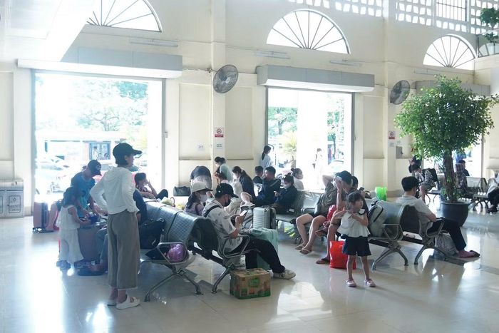 Ghi nhận tại bến xe Giáp Bát, khu vực sảnh chờ và khu vực trả khách khá đông người, nhiều gia đình đưa nhau trở lại thành phố sau kỳ nghỉ dài.