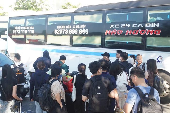Các tuyến xe khách từ các tỉnh Nam Định, Thanh Hóa, Nghệ An… về Hà Nội luôn kín chỗ.