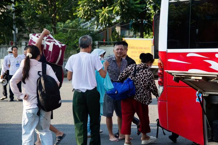 Dưới thời tiết oi bức lên tới 36 độ C tại Hà Nội, nhiều người dân mồ hôi nhễ nhại, khệ nệ bê vác từng thùng xốp, bao tải hàng hóa nặng trĩu từ cốp xe xuống sảnh bến để tiếp tục hành trình về nhà.