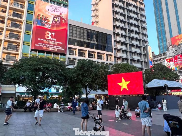 Khoảng 18h, tại Phố đi bộ Nguyễn Huệ (TPHCM) đã nhộn nhịp người dân đến vui chơi, chụp ảnh kỷ niệm trong ngày Quốc khánh 2/9.