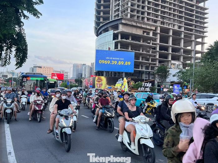 Nhiều tuyến đường dẫn vào trung tâm TPHCM càng về chiều muộn càng đông.