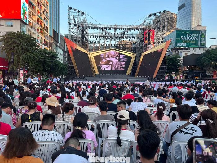 Người dân ngồi chờ xem chương trình biểu diễn nghệ thuật từ rất sớm.