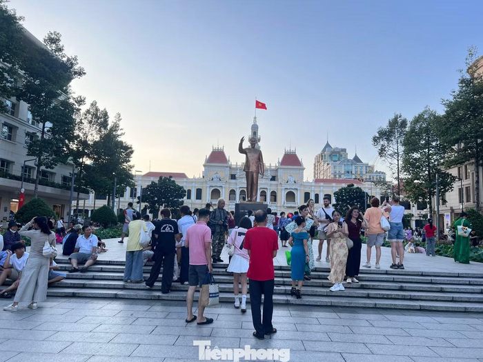 Khu vực trước tượng đài Bác Hồ, rất nhiều người đến chụp ảnh.