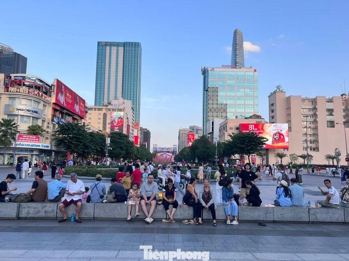 Thời tiết chiều tại TPHCM rất mát mẻ, người dân cho biết đã có mặt từ lúc 16h để chờ xem chương trình văn nghệ sắp diễn ra tại phố đi bộ Nguyễn Huệ.