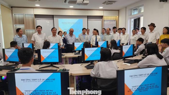 Formosa Hà Tĩnh trao tặng phòng máy tính cho các trường học trên địa bàn.