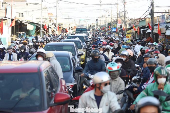 Theo ghi nhận, tình trạng ùn tắc xảy ra khi lượng phương tiện từ khu vực Đồng Nai và Vũng Tàu đổ về TPHCM tăng cao, khiến nhiều người chuyển hướng qua phà Cát Lái để trở lại TPHCM sau kỳ nghỉ lễ.