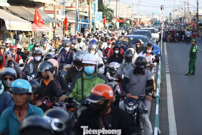 “Lực lượng được huy động, bố trí trực và làm việc xuyên suốt trong dịp lễ, không nghỉ, nhằm phục vụ người dân và giải tỏa phương tiện nhanh nhất có thể”, đại diện phà Cát Lái cho hay.