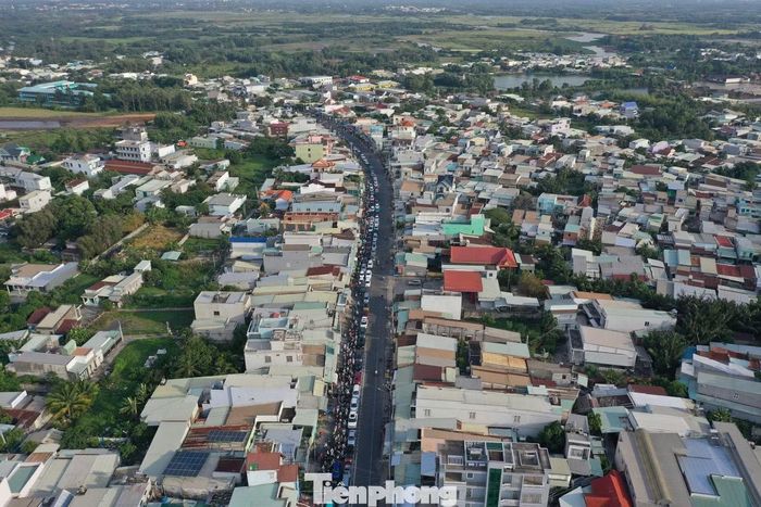 Đến 18h cùng ngày, dòng xe tại phà Cát Lái vẫn đang ùn ứ kéo dài. Lực lượng chức năng nỗ lực điều tiết, phân luồng giao thông để hạn chế tình trạng ùn tắc tiếp tục kéo dài.