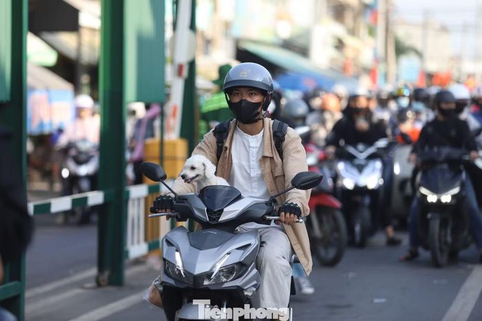 Anh Hoàng Duy Anh (sinh năm 1987, quê Đồng Nai) cho biết, gia đình đi từ Long Hải về TPHCM nhưng phải mất hơn 3 giờ vì kẹt xe kéo dài. “Xe kẹt cả mấy cây số, di chuyển rất chậm. Đi một đoạn lại phải dừng, gia đình ai cũng mệt mỏi. Biết hôm nay là ngày cuối kỳ nghỉ lễ nên chúng tôi cũng chuẩn bị tinh thần từ trước”, anh Duy Anh nói.