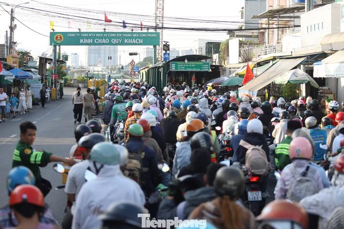 Đại diện phà Cát Lái cho biết, để phục vụ người dân trong đợt cao điểm nghỉ lễ, đơn vị đã tăng cường gần 30 nhân sự, đồng thời nâng số phà hoạt động lên 8 chiếc, trong khi ngày thường chỉ có khoảng 5 phà.