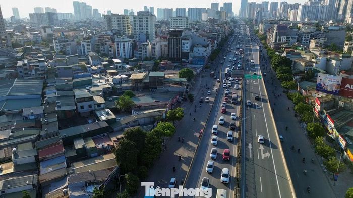 Từ trên cao có thể thấy rõ sự tương phản giữa dòng ôtô nối dài trên Vành đai 3 và mật độ phương tiện thưa hơn ở các tuyến đường phía dưới.